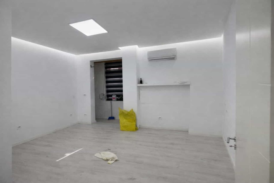 Tirane, jepet me qera zyre Kati 2, 70 m² 550 € (Rruga Petro Nini Luarasi)