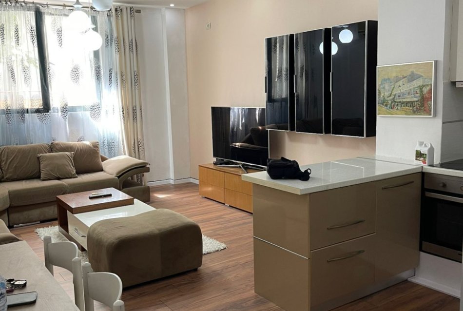 Tirane, jepet me qera apartament 2+1 Kati 2, 85 m² 550 € (Rruga Bill Klinton)