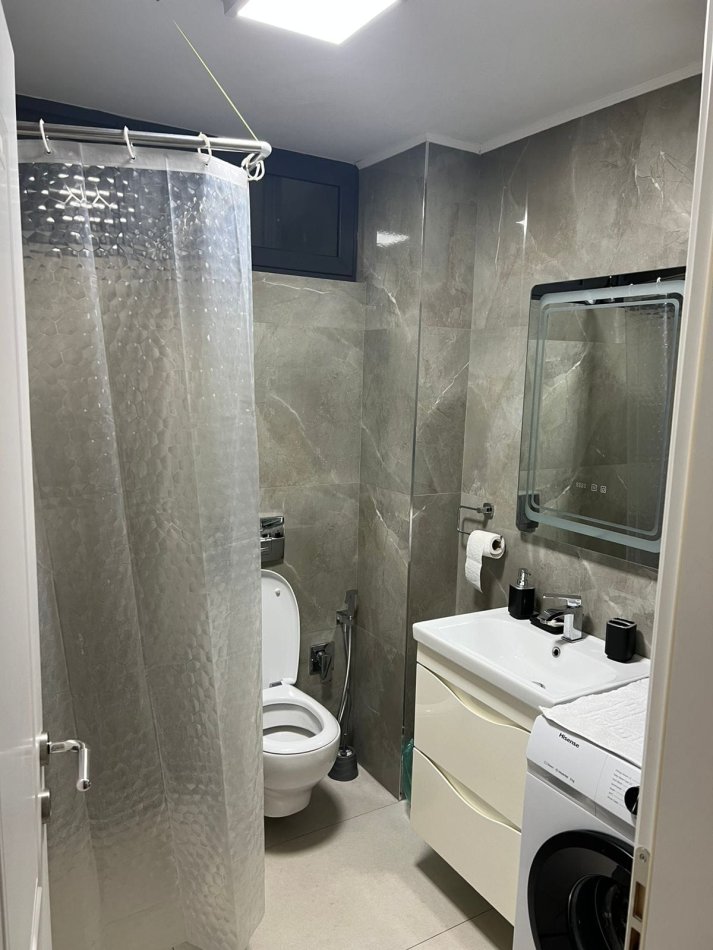 Tirane, jepet me qera apartament 2+1 Kati 5, 105 m² 1.300 € (Rruga e Kavajes)