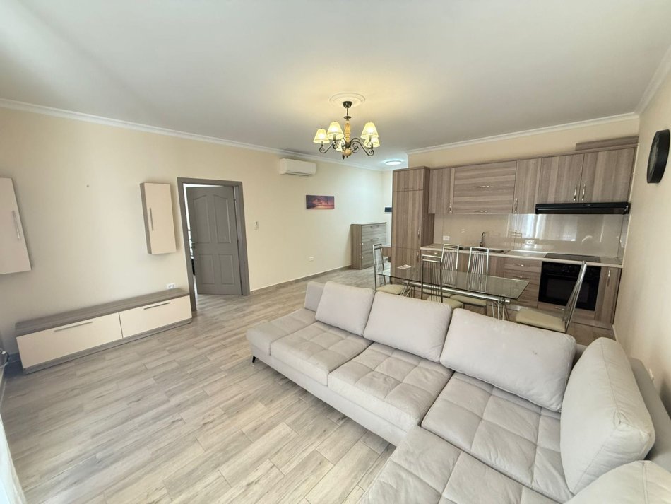Tirane, jepet me qera apartament 1+1 Kati 1, 70 m² 570 € (Rruga e Dibres)