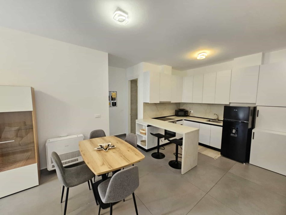 Tirane, jepet me qera apartament 2+1 Kati 0, 90 m² 1.200 € (Liqeni i thate)