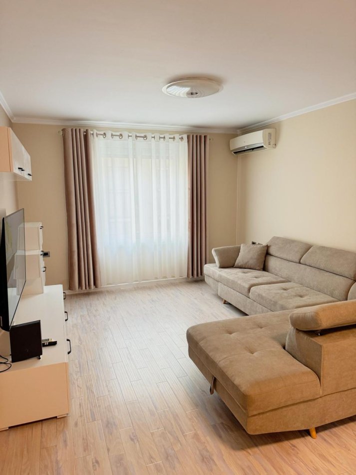 Tirane, jap me qera apartament 2+1+Ballkon , 78 m² 900 € (sheshi Skenderbeu)