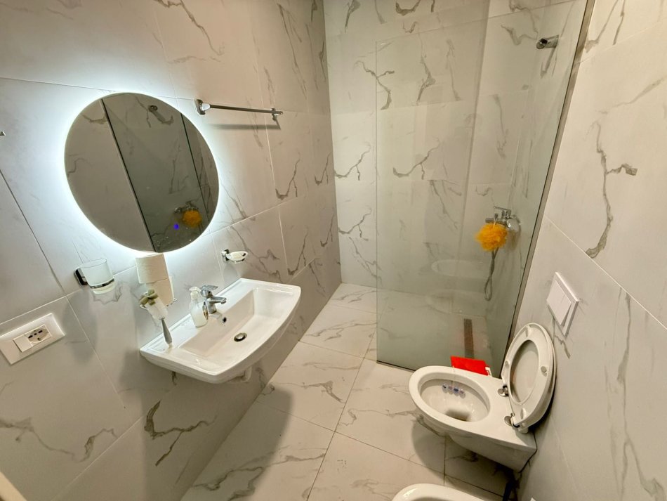 Tirane, jepet me qera apartament 3+1+Ballkon Kati 15, 130 m² 1.900 € (garden buildig)