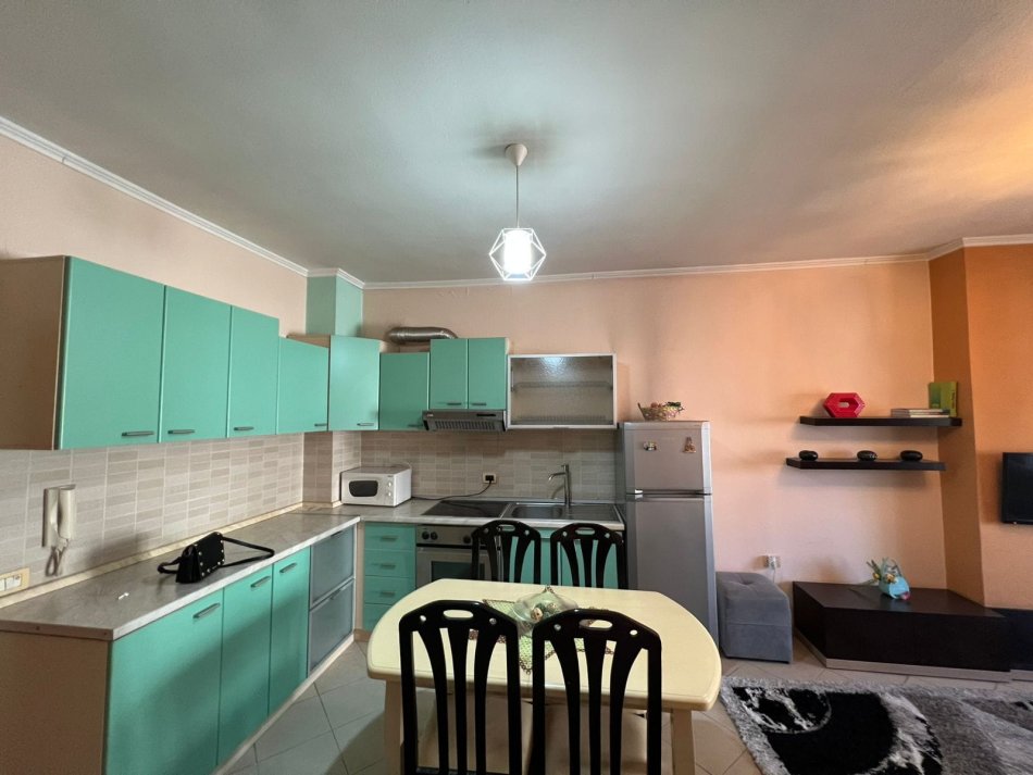 Tirane, jepet me qera apartament 1+1 Kati 7, 55 m² 400 € (Rruga Tom Plezha)