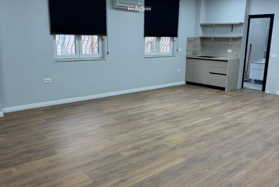 Tirane, jepet me qera zyre Kati 1, 90 m² 1.099 € (qender)