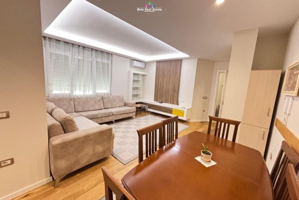 Tirane, jepet me qera apartament 3+1 , 100 m² 830 € (shhkolla e kuqe)