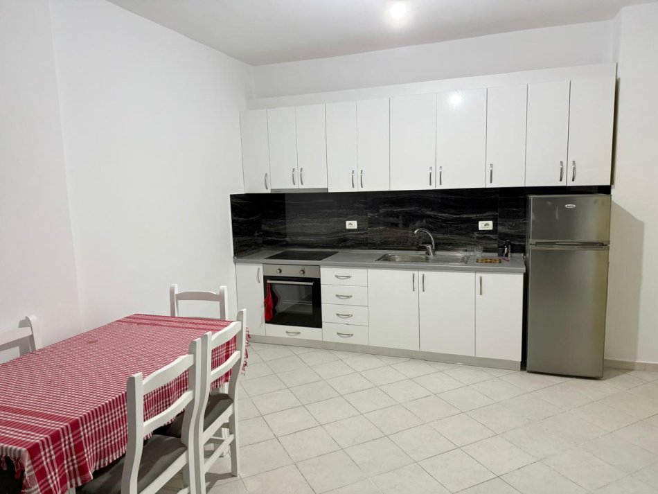 Tirane, jepet me qera apartament 2+1+Ballkon Kati 2, 95 m² 520 € (Rruga Loni Ligori)