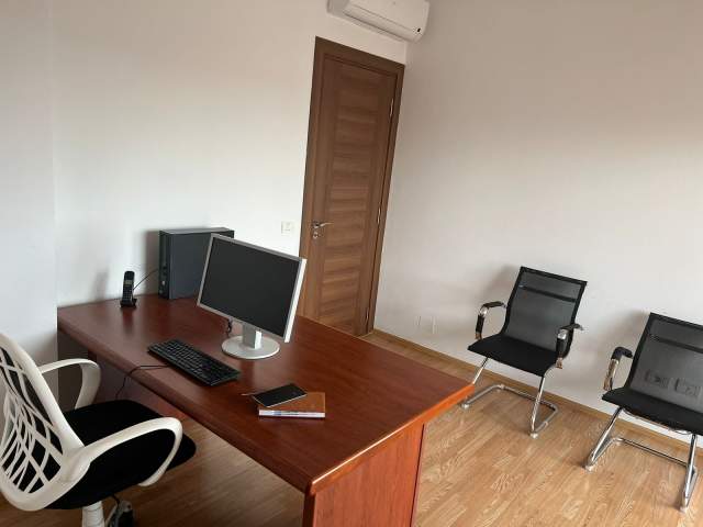 Kompani konsulence jep me qera nje zyre / Società di consulenza, affitta ufficio