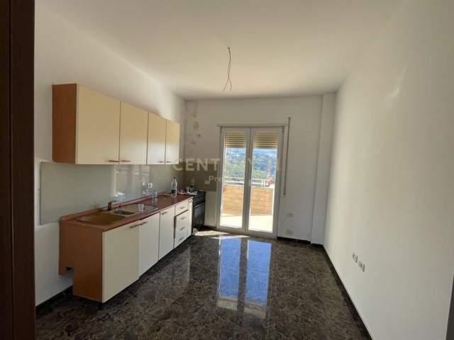Tirane, shitet apartament 3+1 Kati 5, 133 m² 171.000 Euro (Fresku)
