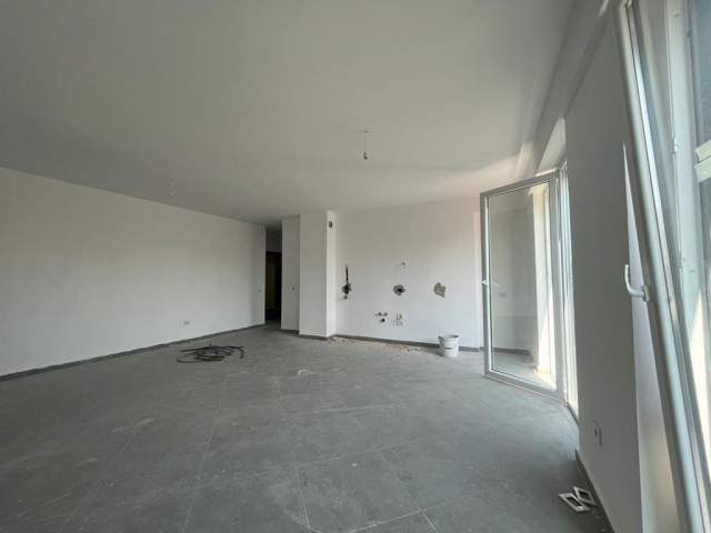 Tirane, jepet me qera apartament 1+1 100 m² 600 Euro (Kafe Flora)