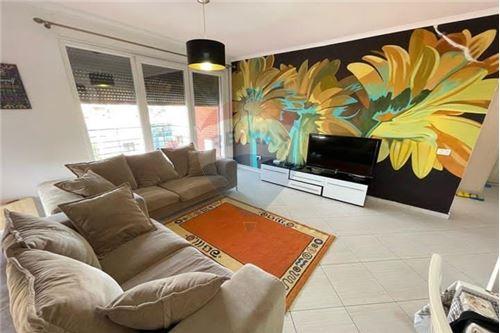 Tirane, jepet me qera apartament 1+1 Kati 3, 85 m² 500 € (Rruga Ali Spahia - Rruga e Dibrës - Shkolla e Kuqe)