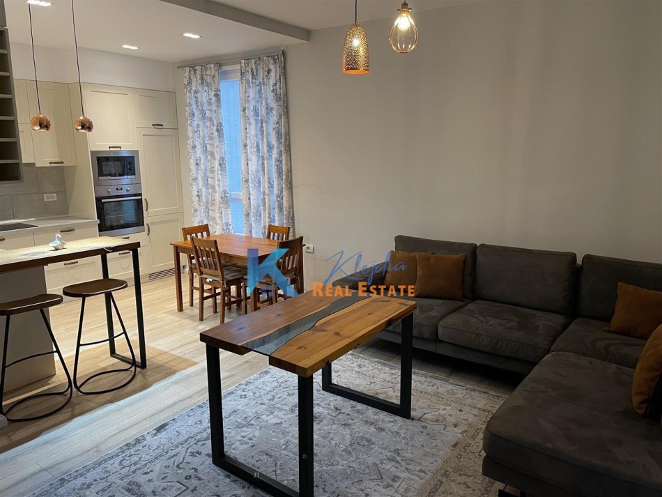 Tirane, jap me qera apartament 1+1+Ballkon Kati 3, 70 m² (Kopshti Botanik)