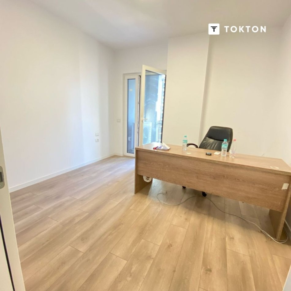 Tirane, jepet me qera ambjent biznesi Kati 6, 100 m² 600 € (RRuga 5 Maji, Emerald Center, TT 1871)