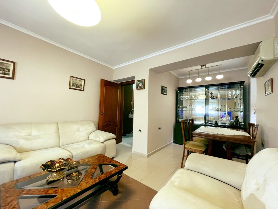 Tirane, jepet me qera apartament 2+1+Ballkon Kati 3, 75 m² 800 € (Ambasada Kineze, Rruga e Durrësit)