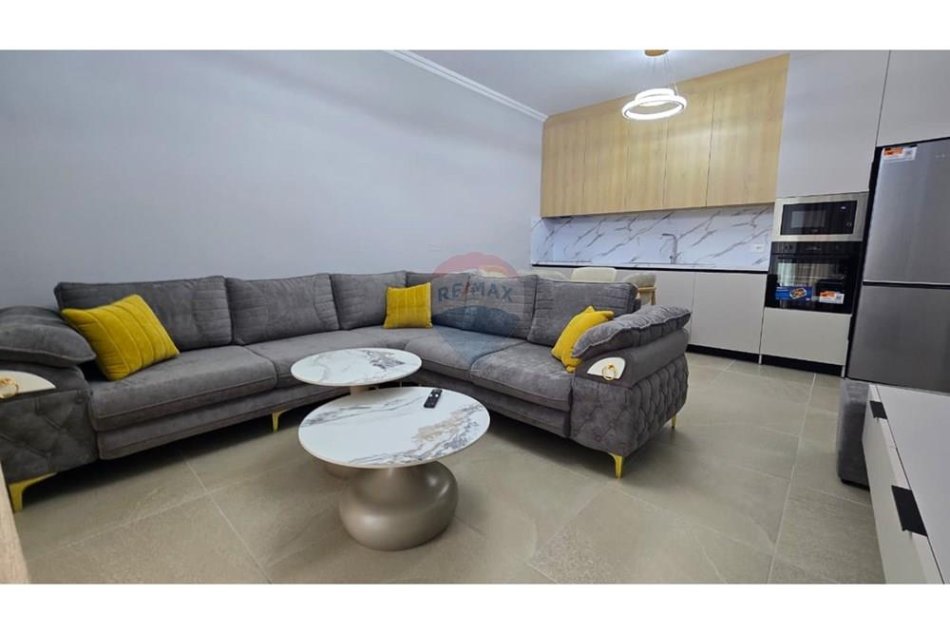 Tirane, jepet me qera 2+1 , 120 m² 1.200 €