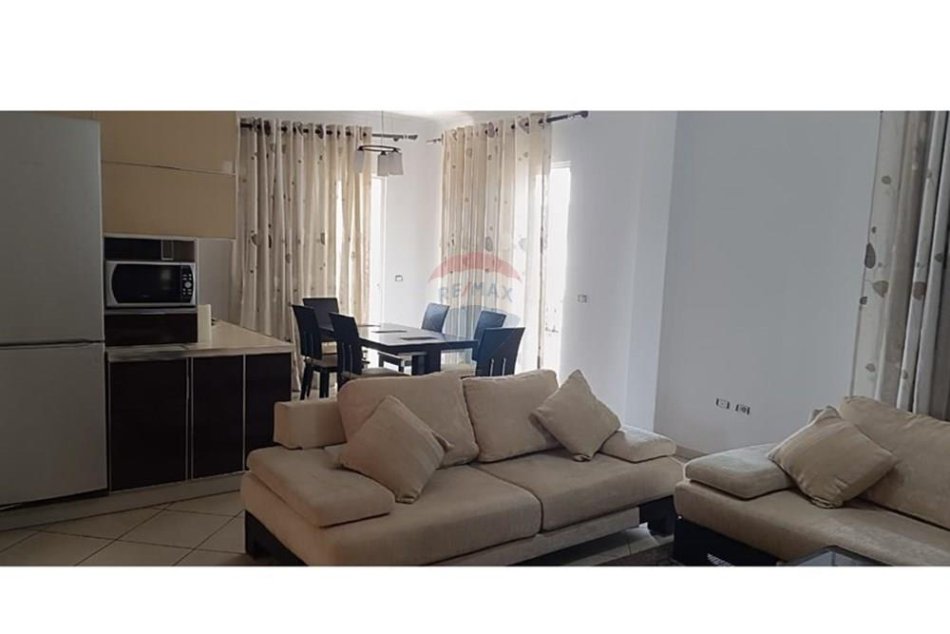 Tirane, jepet me qera 2+1 Kati 2, 152 m² 600 € 