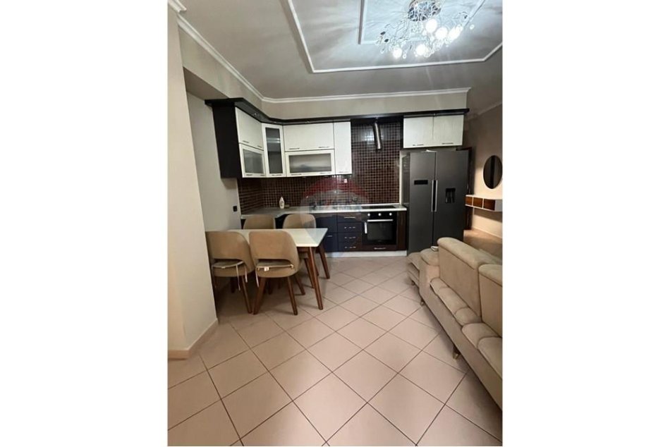 Tirane, jepet me qera 2+1 , 100 m² 700 € 