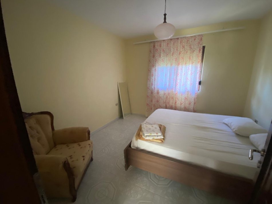 Tirane, jepet me qera shtepi 2+1+Ballkon Kati 1, 120 m²  (Kamez)