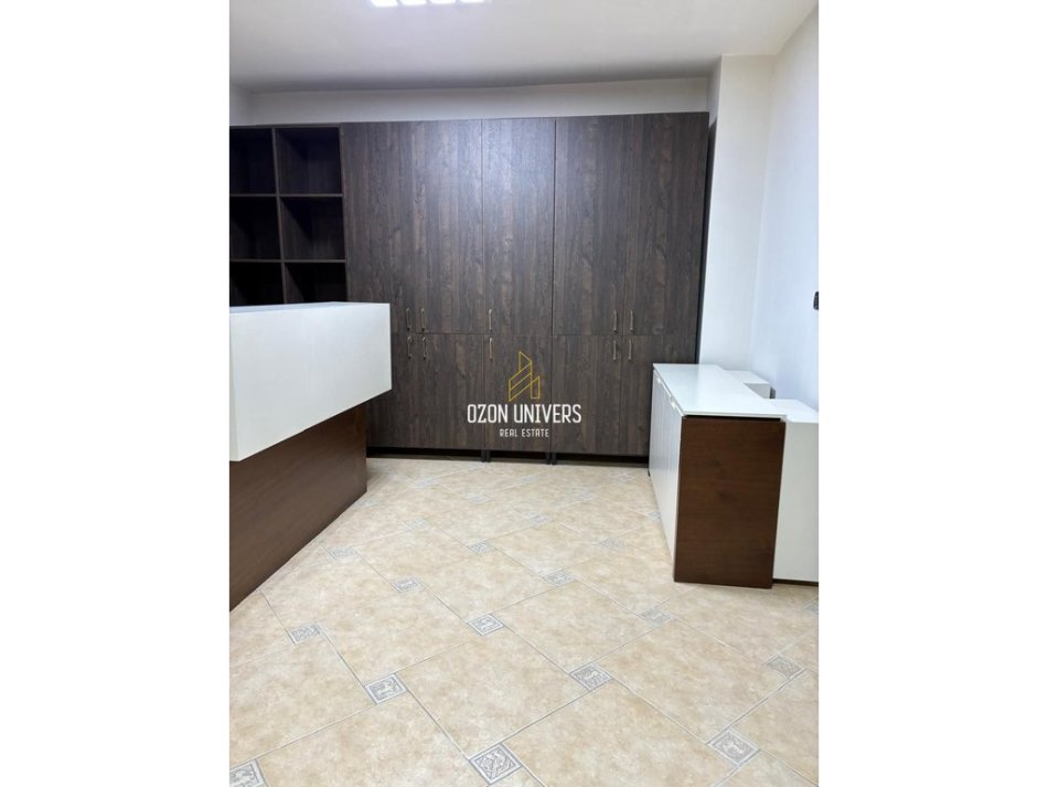 Tirane, jepet me qera ambjent biznesi Kati 2, 156 m² 2.500 € (Bllok)