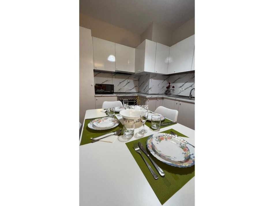 Tirane, jepet me qera apartament 2+1+Ballkon Kati 7, 85 m² 800 € (Petro Nini Luarasi)