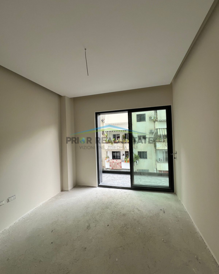 Tirane, shitet apartament 1+1 Kati 3, 71 m² 300.000 € (Rruga e Kosovareve)