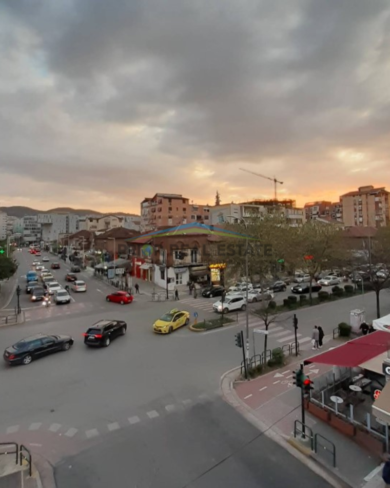 Tirane, shitet apartament 1+1 Kati 4, 55 m² 150.000 € (Komuna e Parisit)