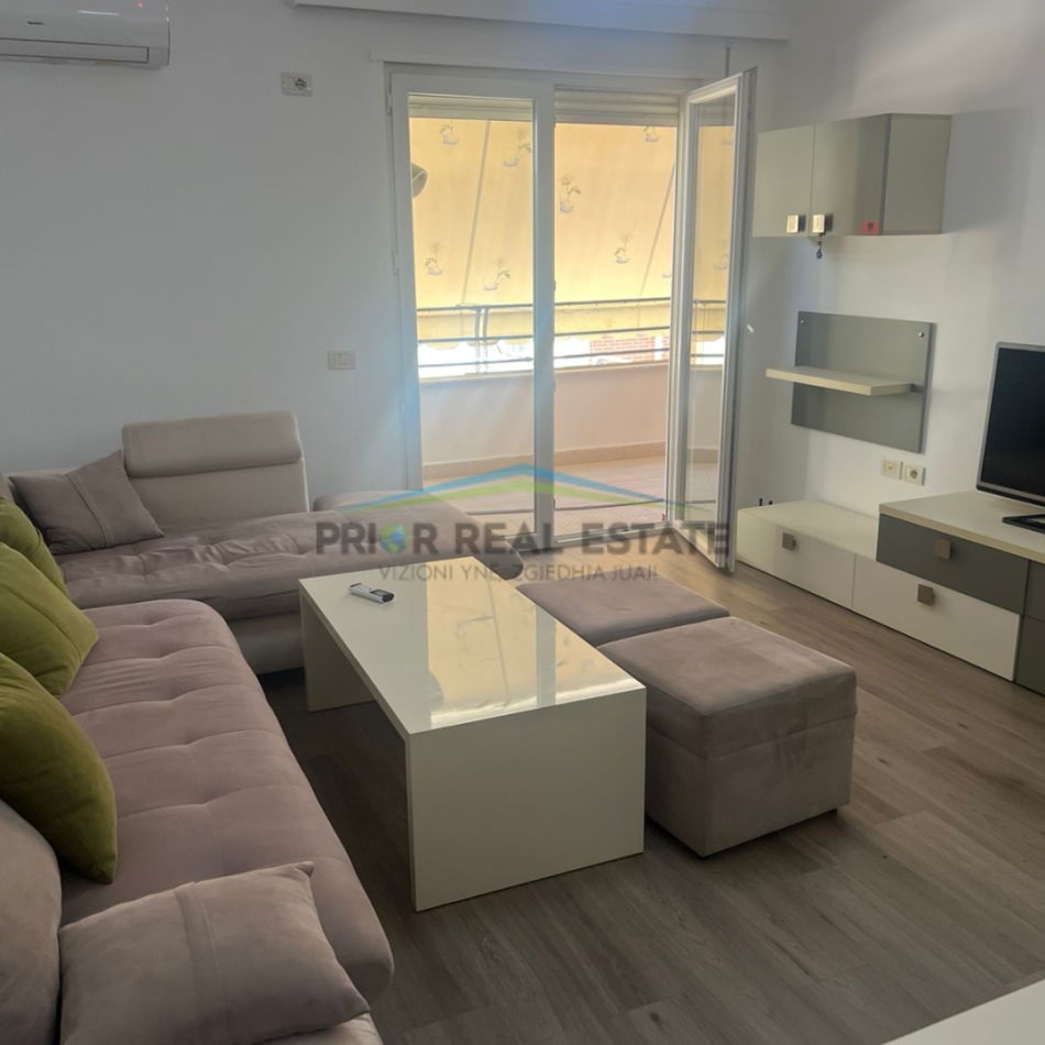 Tirane, jepet me qera apartament 1+1+Ballkon Kati 4, 66 m² 700 € (Kodra e Diellit)