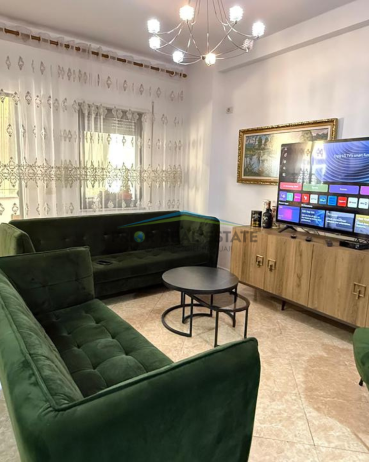 Tirane, jepet me qera apartament 2+1+Ballkon Kati 4, 110 m² 750 € (Komuna e Parisit)