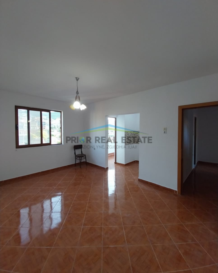 Tirane, shitet apartament 1+1+Ballkon Kati 4, 64 m² 68.000 € (Kombinat)