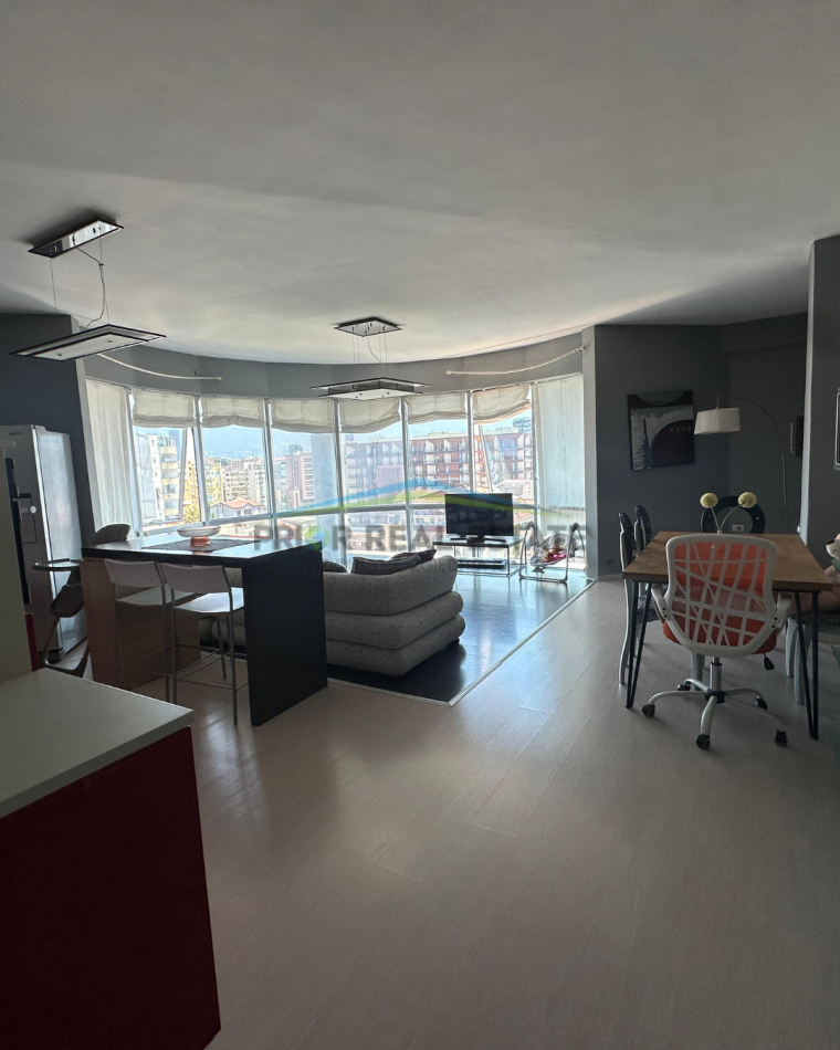 Tirane, jepet me qera apartament 2+1+Ballkon Kati 7, 127 m² 800 € (Komuna e Parisit)