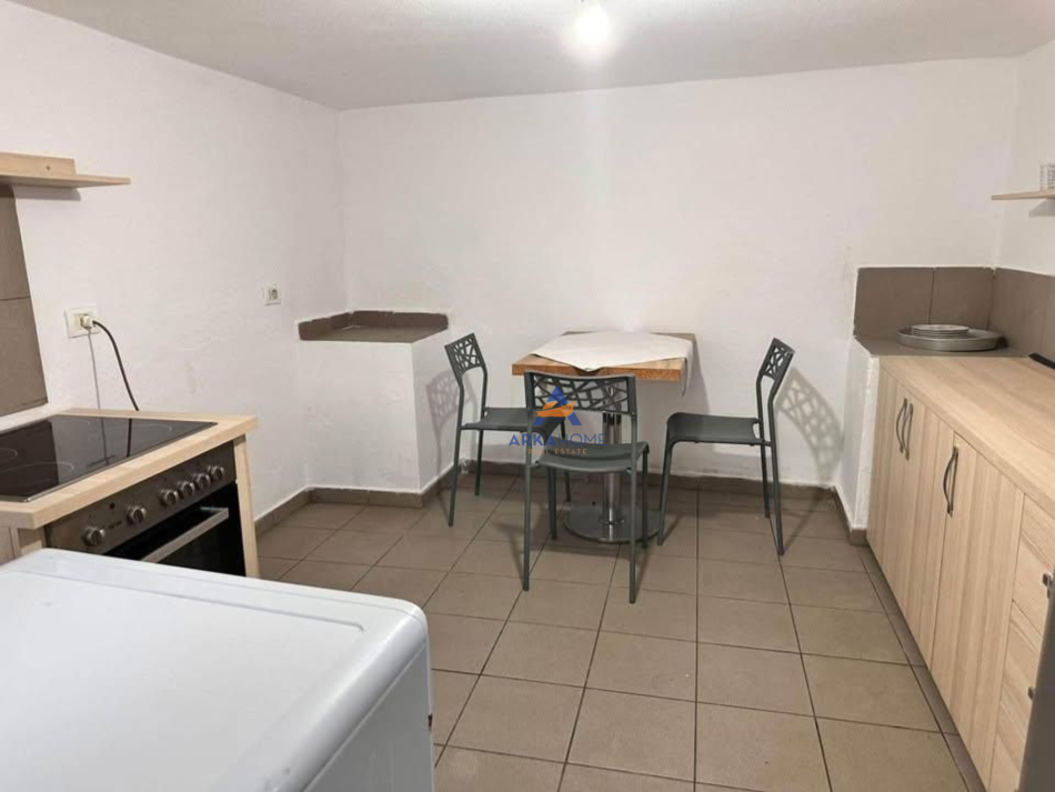 Tirane, jepet me qera apartament 1+1 Kati 1, 50 m² 310 € (RRUGA 3 DESHMORET,YZBERISHT)