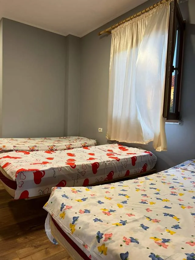 Tirane, jap me qera shtepi private, kati i dyte, me oborr,1+1, 70 m²  300 euro  (Rruga Todi Shkurti, tek Grandi, tregu elektrik)
