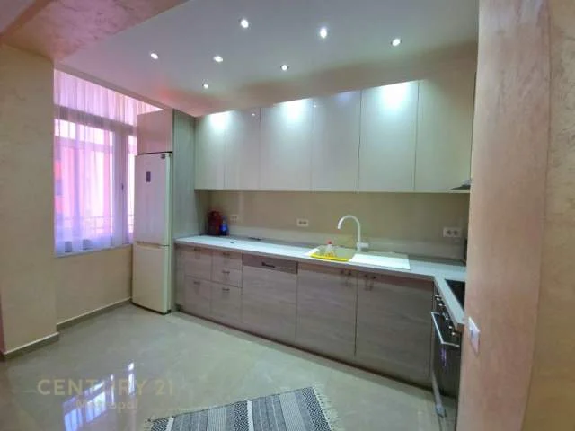 Tirane, jepet me qera apartament 2+1+BLK 115 m² 1.200 Euro (parlamenti)
