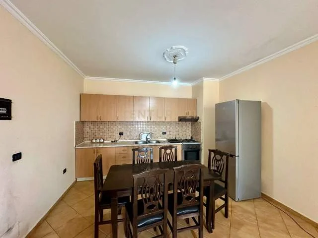 Tirane, jepet me qera apartament 2+1+BLK 100 m² 450 Euro (rruga e kavajes)