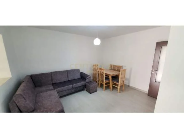 Tirane, jepet me qera apartament 3+1 Kati 3, 85 m² 500 Euro (shkolla bashkuar)