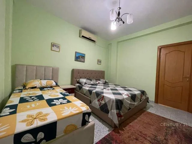 Tirane, jepet me qera apartament 1+1 72 m² 700 Euro (qender)