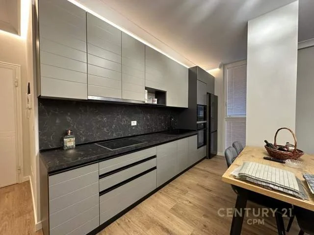 Tirane, jepet me qera apartament 2+1+BLK 100 m² 700 Euro (ruga kavajes)