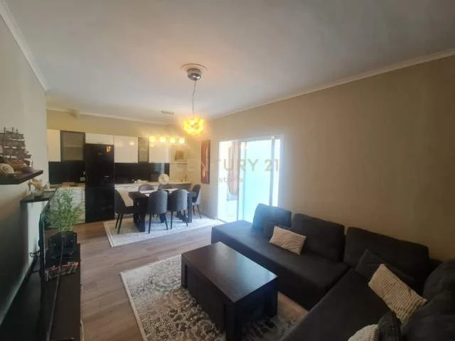 Tirane, jepet me qera apartament 88 m² 750 Euro (qender)