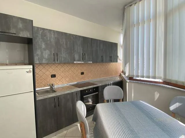Tirane, jepet me qera apartament 81 m² 550 Euro (pallati me shigjeta)
