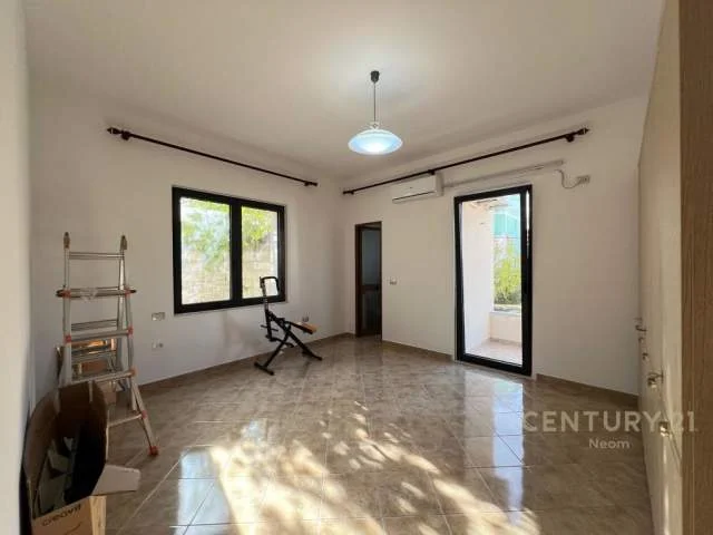 Tirane, jepet me qera Vile 3 Katshe Kati 3, 938 m² 3.000 Euro (Vilat Gjermane)