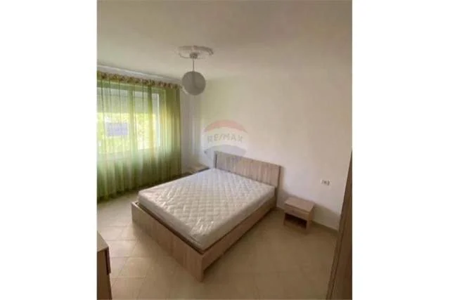 Tirane, jepet me qera apartament 1+1 Kati 3, 55 m² 500 Euro (Sheshi Wilson)