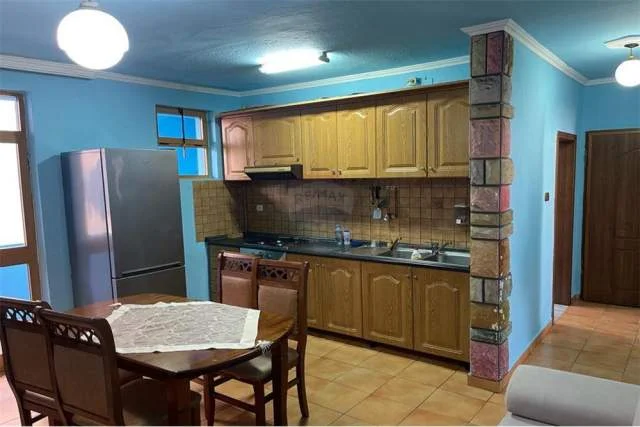 Tirane, jepet me qera apartament 3+1 Kati 4, 75 m² 550 Euro (Rruga e Durresit, prane Gazhelit)