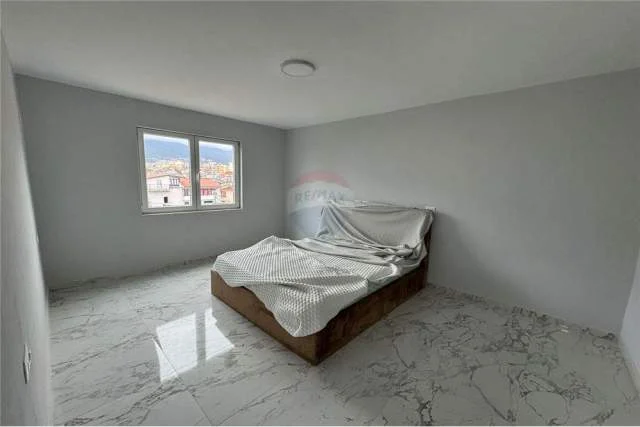 Tirane, jepet me qera apartament 3+1 Kati 4, 90 m² 400 Euro