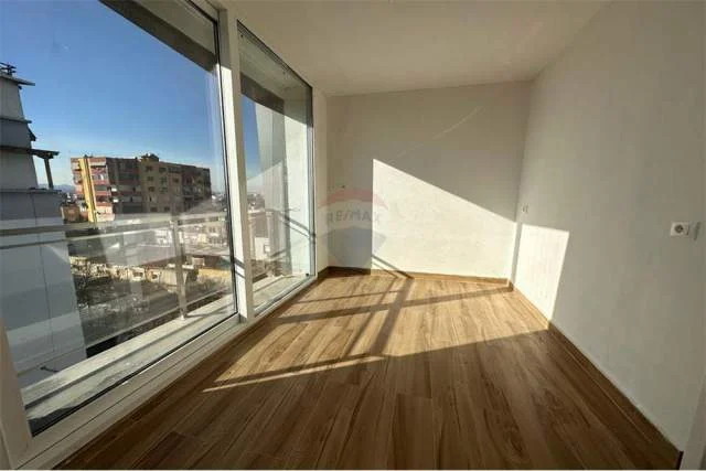 Pronari e mobilon sipas deshires tuaj. Tirane, jepet me qera apartament 2+1 Kati 5, 70 m² 450 Euro (Farmacia 10)