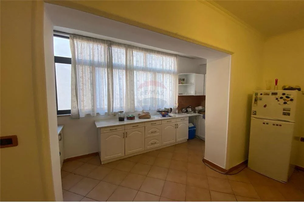 Shitet apartament 3+1 ne qender, 199,850€