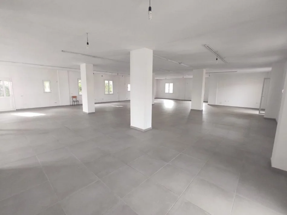 Magazine Me Qera Ne Farke, Tirane.