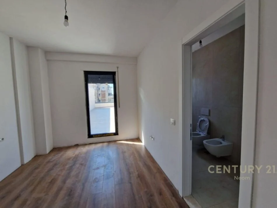 SHITET APARTAMENT 2+1+2+VERANDE NE PORCELAN.