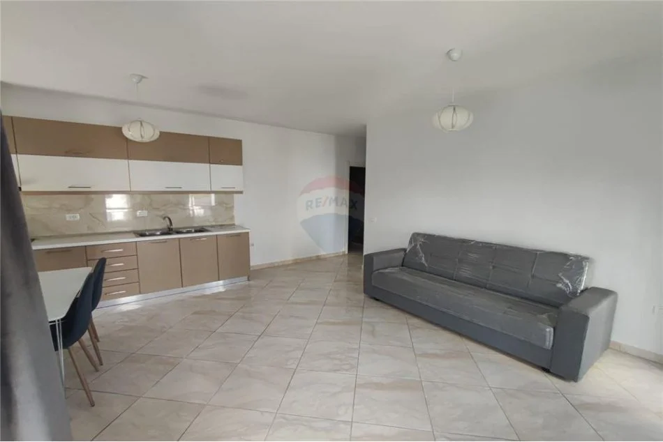 Tirane, jepet me qera apartament 2+1, Kati 2, 85 m2 500 € (Ish parku autobusave - PRANE SHKOLLES NAIM FRASHERI - Kompleksi Kontakt)