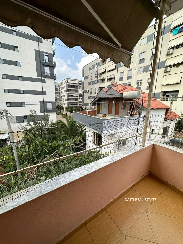 Tirane, shes shtepi 3+1+Aneks+Ballkon, Kati 3, 110 m² (Perball Kinostudios,Tirane)