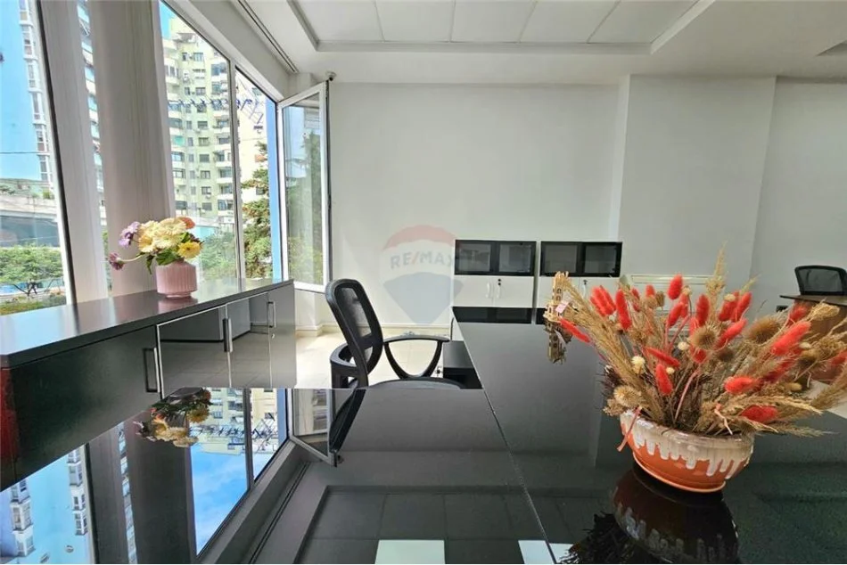 Tirane, jepet me qera zyre , Kati 2, 64 m² 650 € (Myslym Shyri - Ish Ekspozita)